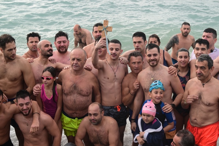 Πολίτες κάθε ηλικίας βούτηξαν για τον Σταυρό στον Φλοίσβο