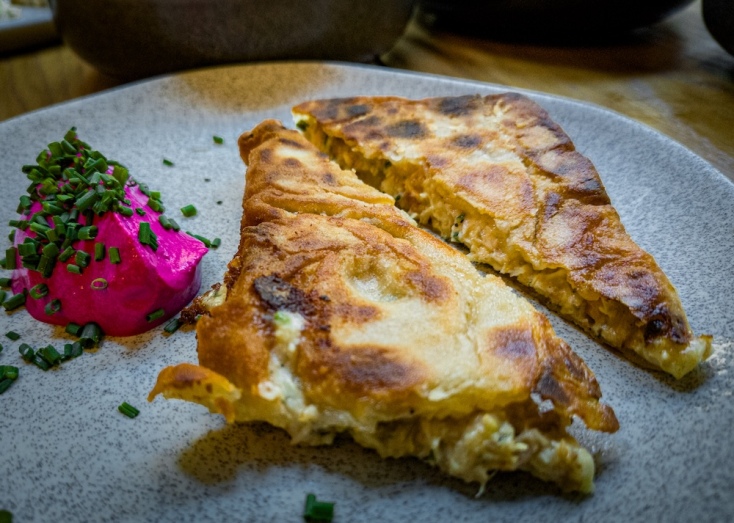 Poster: Δοκιμάσαμε τη νέα κουζίνα του εστιατορίου στον Φραγκομαχαλά, με σεφ τον Σωκράτη Μπεληγιάννη.