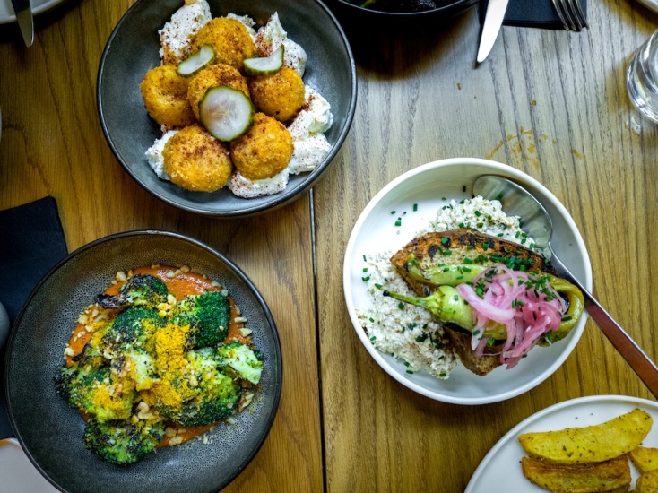 Poster: Δοκιμάσαμε τη νέα κουζίνα του εστιατορίου στον Φραγκομαχαλά, με σεφ τον Σωκράτη Μπεληγιάννη.