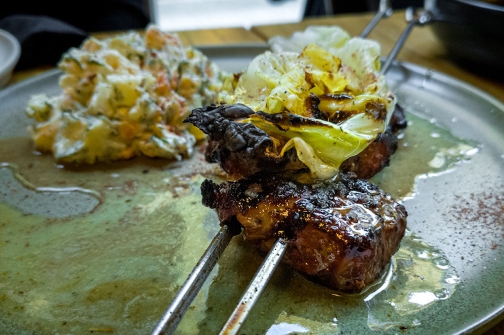 Σουβλάκι με ρωσική και λαχανίδα