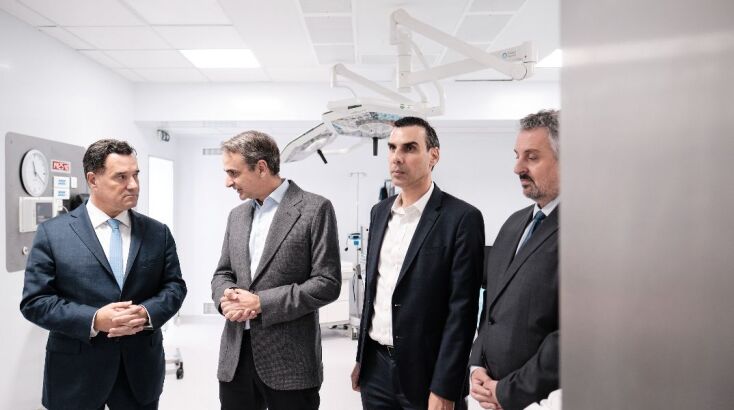 Ο πρωθυπουργός, συνοδευόμενος από τον υπουργό Υγείας Άδωνι Γεωργιάδη και τον υφυπουργό Μάριο Θεμιστοκλέους, είδε τις πλήρως ανακαινισμένες, υπερσύγχρονες χειρουργικές αίθουσες και συνομίλησε με εργαζόμενους και ασθενείς