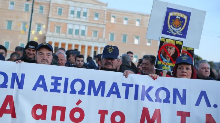 Κλειστή η βασιλίσσης Αμαλίας - Συγκέντρωση για το νομοσχέδιο για τις Ένοπλες Δυνάμεις