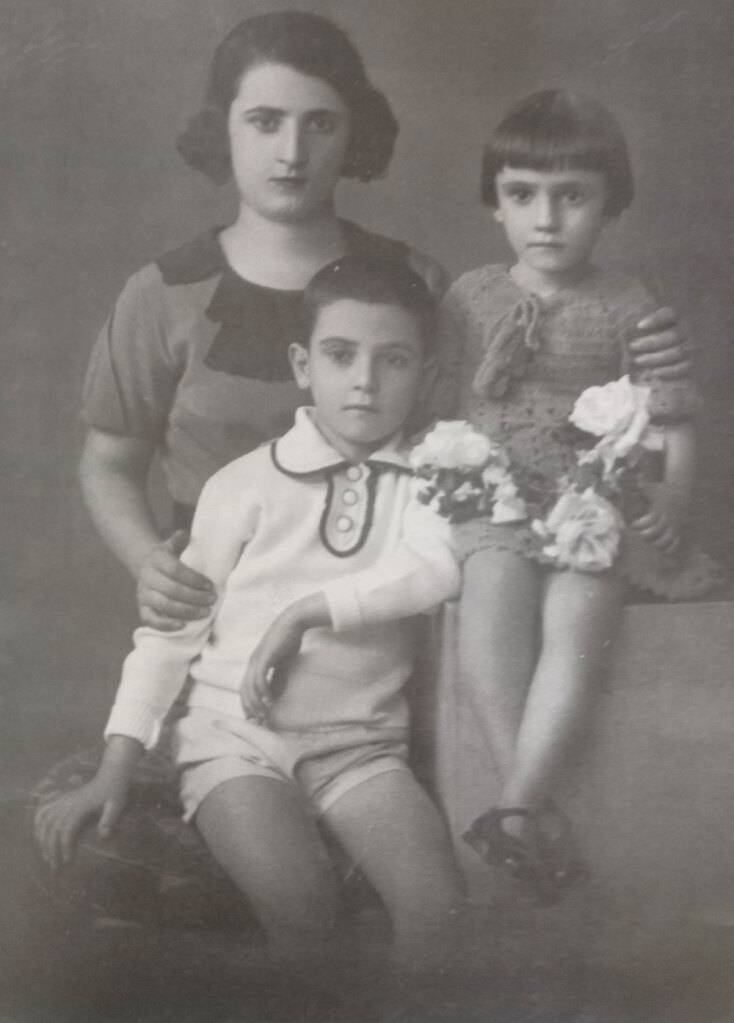 Αθήνα, Πάσχα 1963 | Ο Κώστας Ταχτσής με τη μητέρα του Έλλη και την αδερφή του Ελπίδα