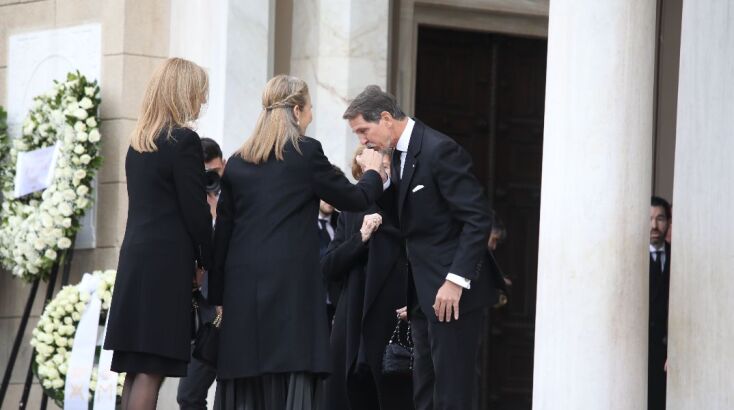 Ο Παύλος Ντε Γκρες έξω από τη Μητρόπολη Αθηνών