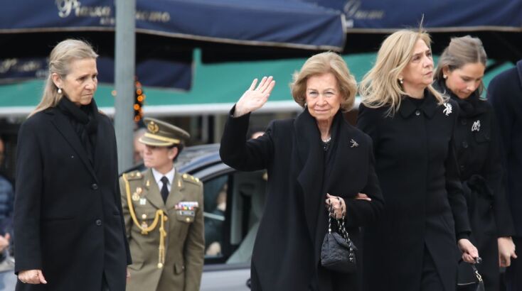 Η βασίλισσα Σοφία της Ισπανίας χαιρετάει όσους βρίσκονταν έξω από τη Μητρόπολη Αθηνών