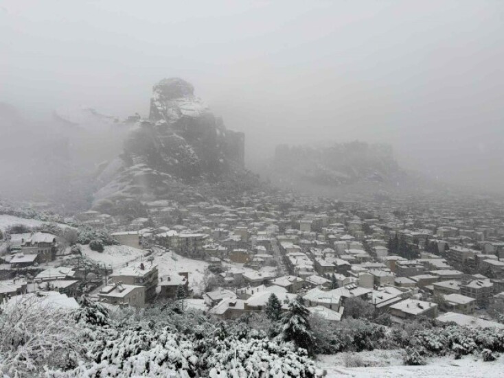 Η Καλαμπάκα ξύπνησε στα λευκά - Εντυπωσιακές εικόνες από το χιονισμένο τοπίο