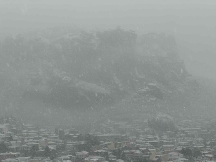Η Καλαμπάκα ξύπνησε στα λευκά - Εντυπωσιακές εικόνες από το χιονισμένο τοπίο