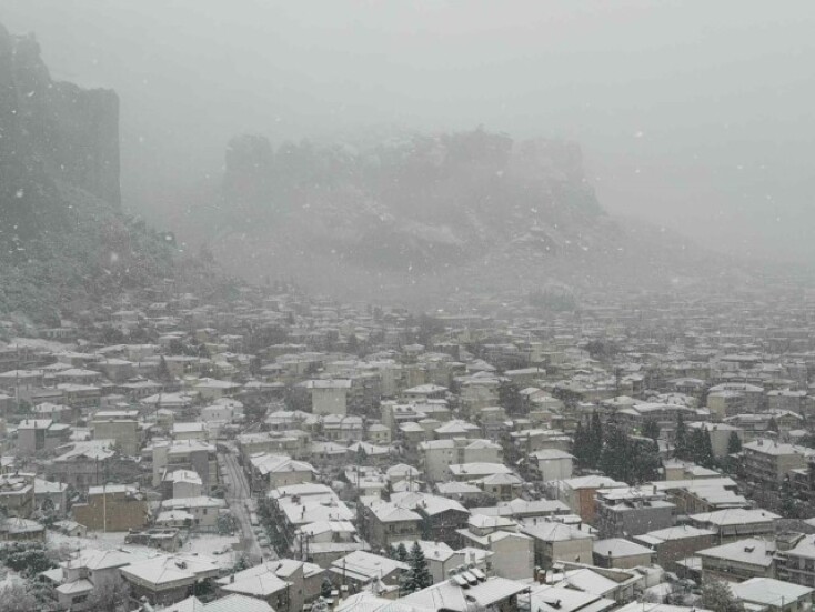 Η Καλαμπάκα ξύπνησε στα λευκά - Εντυπωσιακές εικόνες από το χιονισμένο τοπίο