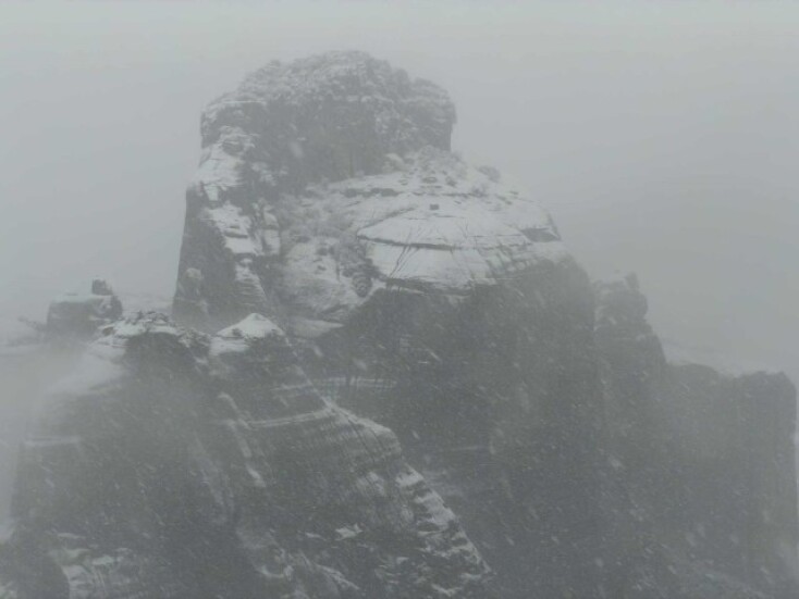 Η Καλαμπάκα ξύπνησε στα λευκά - Εντυπωσιακές εικόνες από το χιονισμένο τοπίο