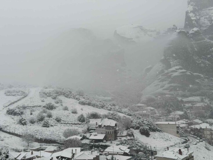 Η Καλαμπάκα ξύπνησε στα λευκά - Εντυπωσιακές εικόνες από το χιονισμένο τοπίο
