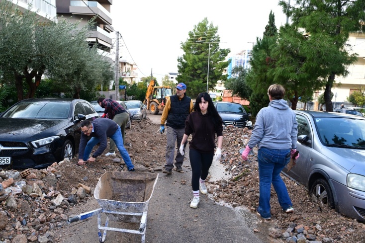 Πολίτες και συνεργεία του δήμου καθαρίζουν τους δρόμους