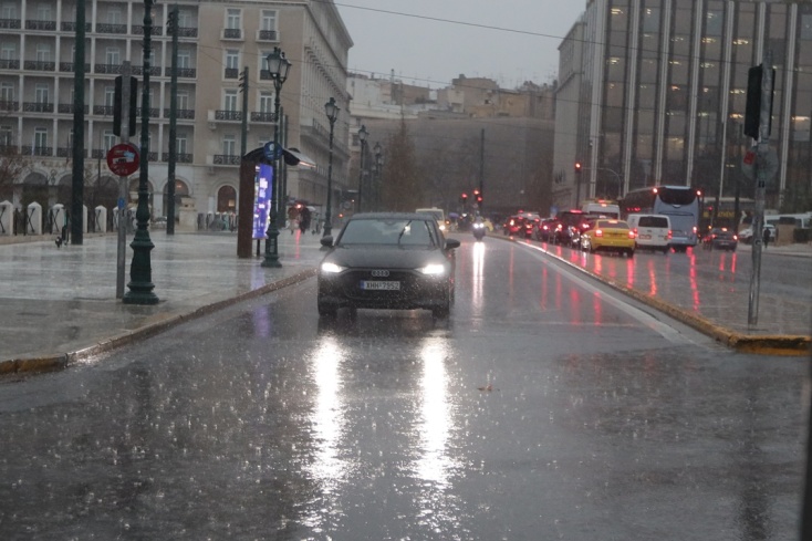 Καταιγίδα στην Αττική: Λίμνη ξανά η λεωφόρος Βουλιαγμένης - Ζημιές σε οχήματα στην Αργυρούπολη