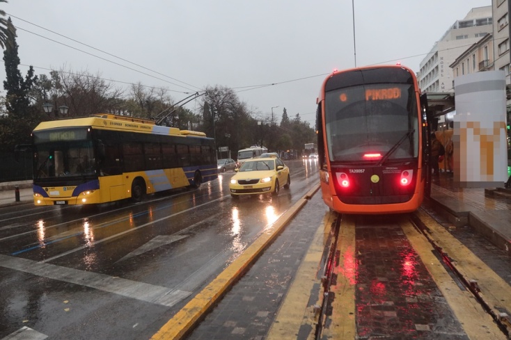 Καταιγίδα στην Αττική: Λίμνη ξανά η λεωφόρος Βουλιαγμένης - Ζημιές σε οχήματα στην Αργυρούπολη