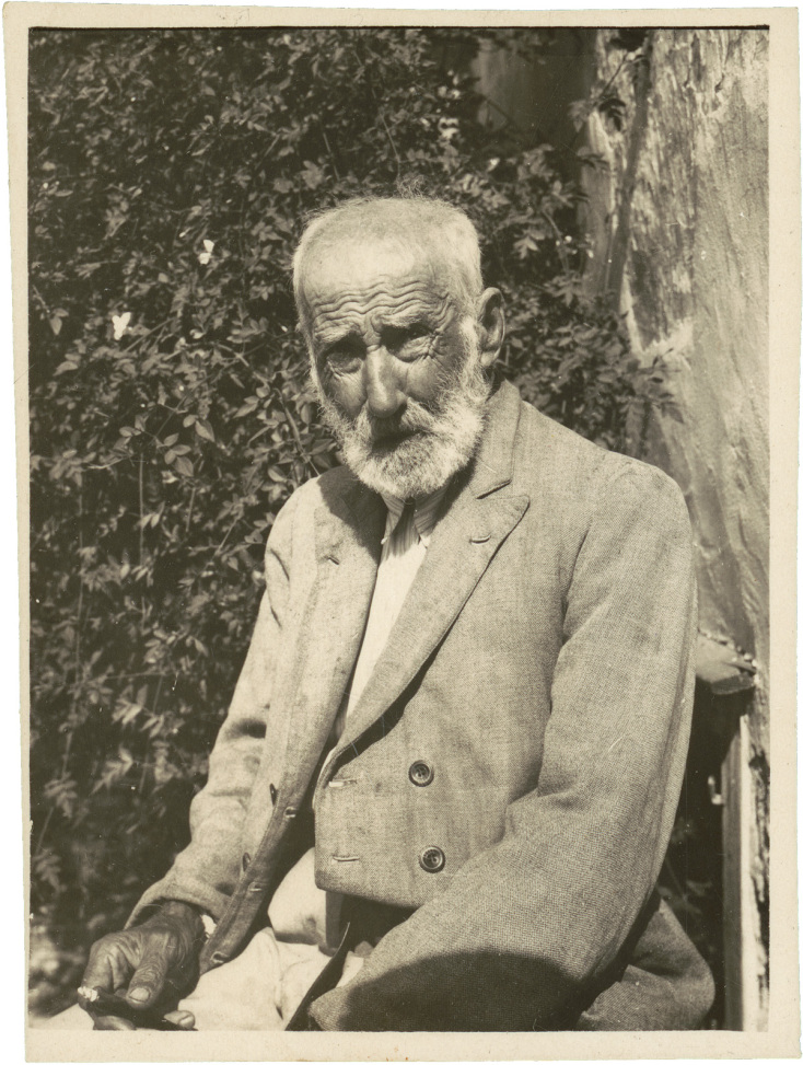 Ο Χαλεπάς στον κήπο του σπιτιού του, στον Πύργο. Ιδιωτική Συλλογή