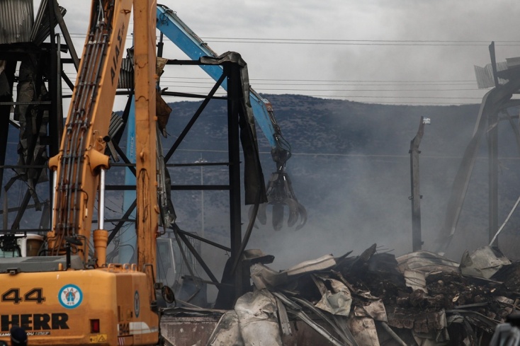 Συντρίμμια, καπνός, οδύνη | Η επόμενη ημέρα από την έκρηξη στην μπισκοτοβιομηχανία Βιολάντα 