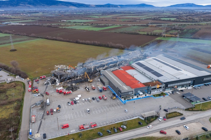 Συντρίμμια, καπνός, οδύνη | Η επόμενη ημέρα από την έκρηξη στην μπισκοτοβιομηχανία Βιολάντα 