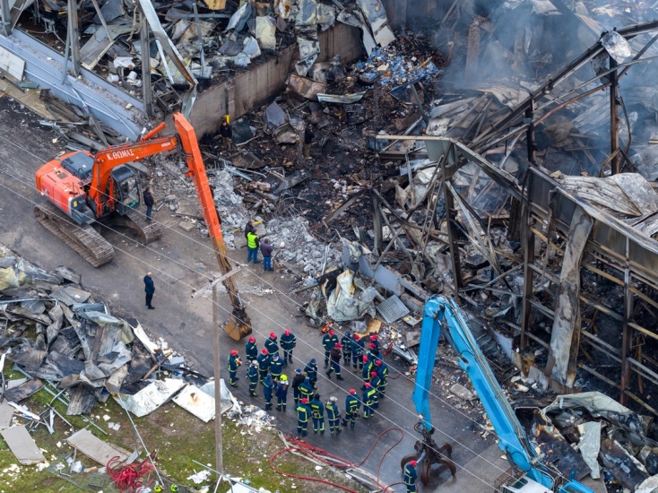 Συντρίμμια, καπνός, οδύνη | Η επόμενη ημέρα από την έκρηξη στην μπισκοτοβιομηχανία Βιολάντα 