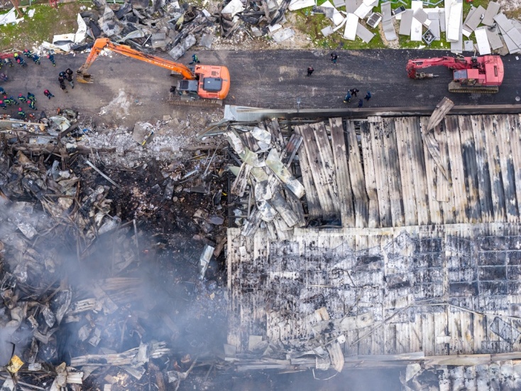 Συντρίμμια, καπνός, οδύνη | Η επόμενη ημέρα από την έκρηξη στην μπισκοτοβιομηχανία Βιολάντα 