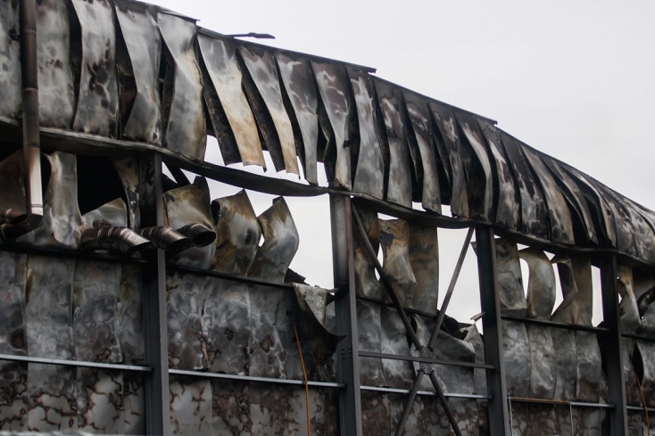 Συντρίμμια, καπνός, οδύνη | Η επόμενη ημέρα από την έκρηξη στην μπισκοτοβιομηχανία Βιολάντα 