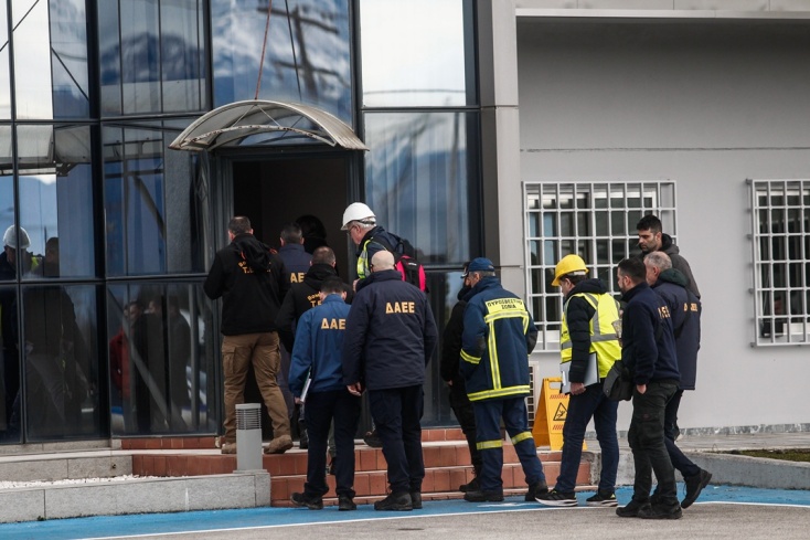 Συντρίμμια, καπνός, οδύνη | Η επόμενη ημέρα από την έκρηξη στην μπισκοτοβιομηχανία Βιολάντα 