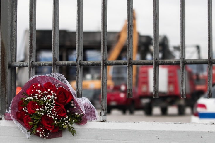 Συντρίμμια, καπνός, οδύνη | Η επόμενη ημέρα από την έκρηξη στην μπισκοτοβιομηχανία Βιολάντα 