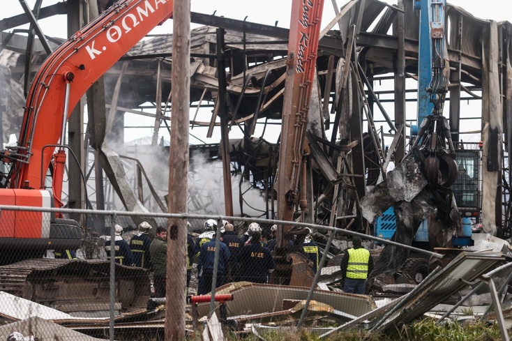 Συντρίμμια, καπνός, οδύνη | Η επόμενη ημέρα από την έκρηξη στην μπισκοτοβιομηχανία Βιολάντα 