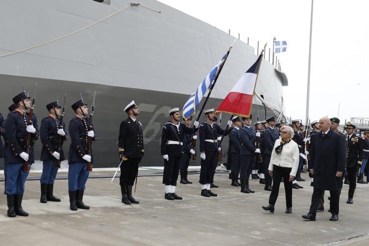 O Νίκος Δένδιας υποδέχθηκε στη φρεγάτα Κίμων τη Γαλλίδα ομόλογό του