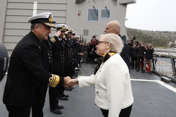 O Νίκος Δένδιας υποδέχθηκε στη φρεγάτα Κίμων τη Γαλλίδα ομόλογό του