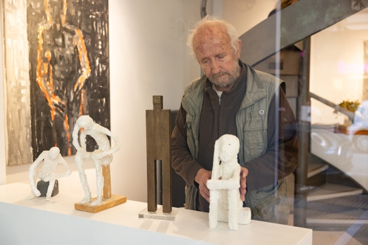 Ο Νίκος Κασκούρας στήνει τα γλυπτά του στην έκθεση «Η σημαίνουσα σιωπή» στην Γκαλερί Άλμα