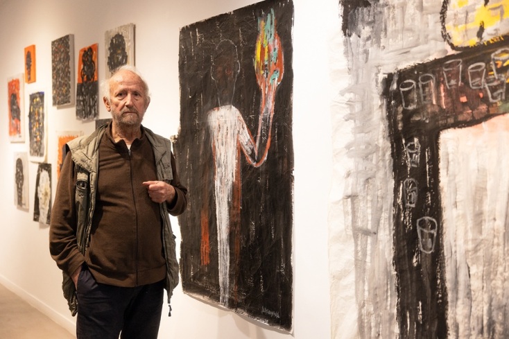 Ο Νίκος Κασκούρας στην είσοδο της έκθεσης «Η σημαίνουσα σιωπή» στην Γκαλερί Άλμα