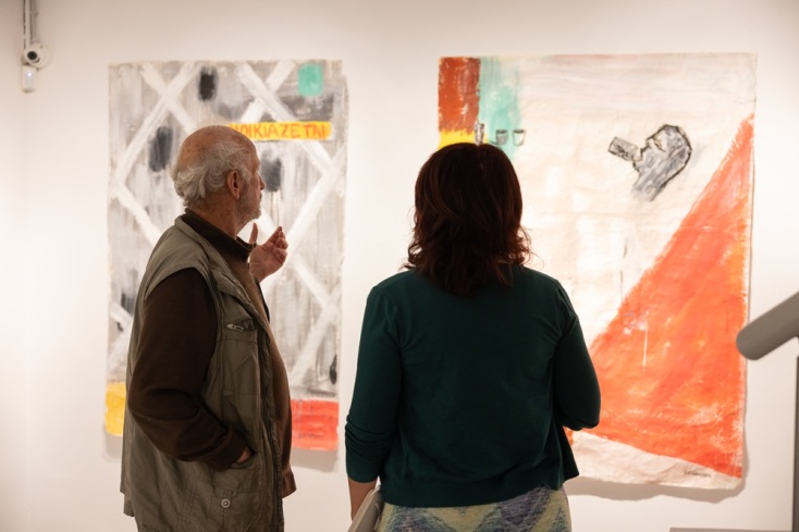 Ο Νίκος Κασκούρας μάς ξεναγεί στην έκθεση «Η σημαίνουσα σιωπή» στην Γκαλερί Άλμα