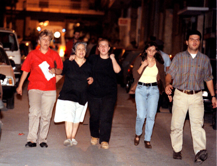 Οικογένεια Γκινάκη προσέρχεται κάτω από την πολυκατοικία της οδού Νιόβης