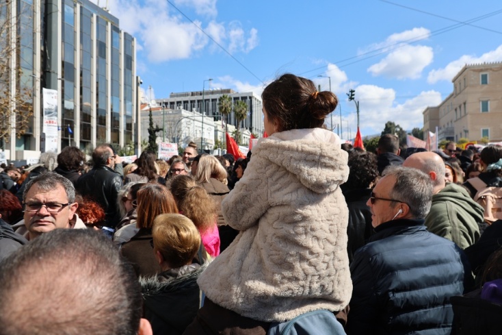 Άτομα κάθε ηλικίας στη μεγάλη συγκέντρωση στο Σύνταγμα