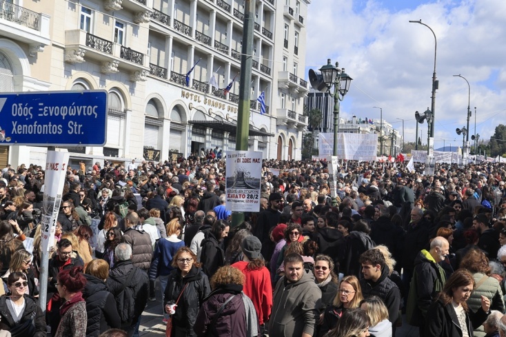 Άτομα κάθε ηλικίας στη μεγάλη συγκέντρωση στο Σύνταγμα για τα Τέμπη