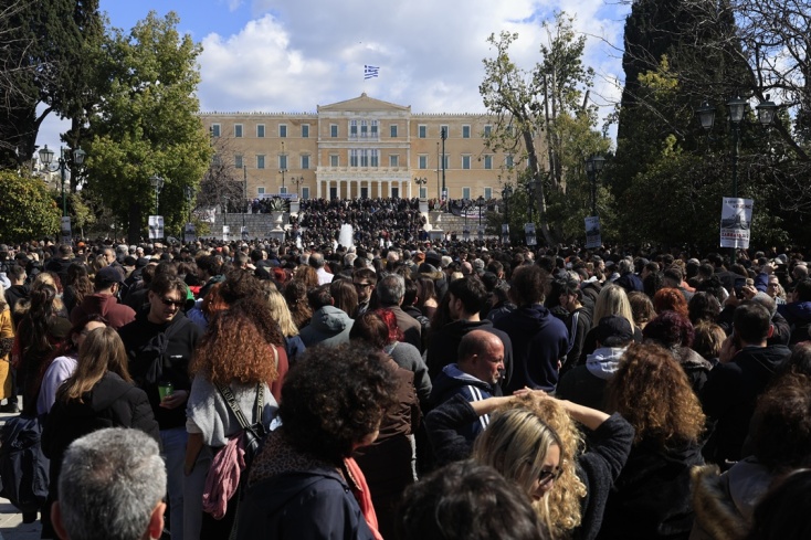 Άτομα κάθε ηλικίας στη μεγάλη συγκέντρωση στο Σύνταγμα για τα Τέμπη