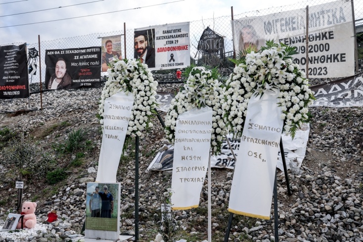 Στεφάνια στο σημείο του σιδηροδρομικού δυστυχήματος στα Τέμπη