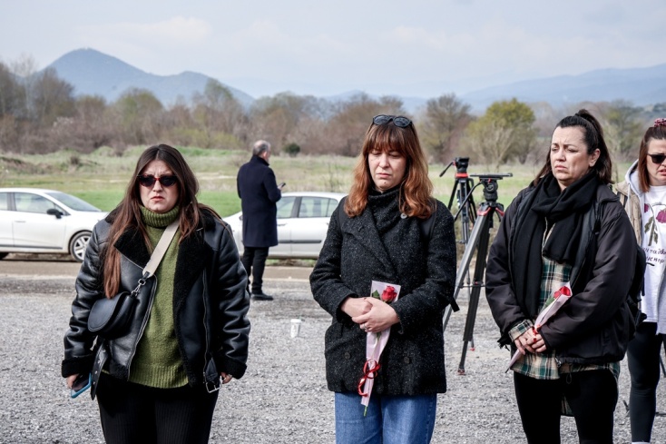 Πολίτες με λουλούδια στα χέρια 