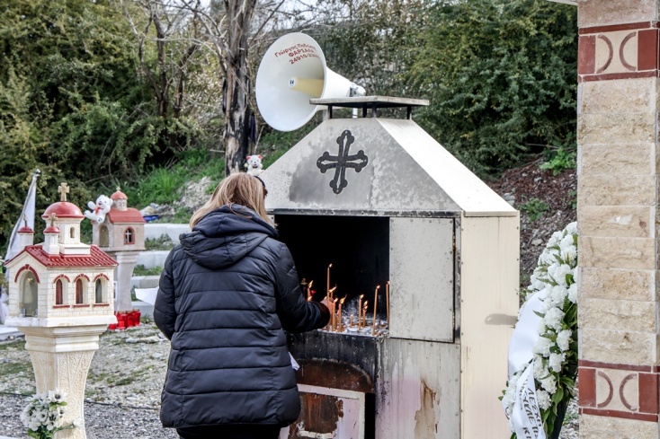Πολίτες ανάβουν κεράκια στο σημείο του σιδηροδρομικού δυστυχήματος στα Τέμπη