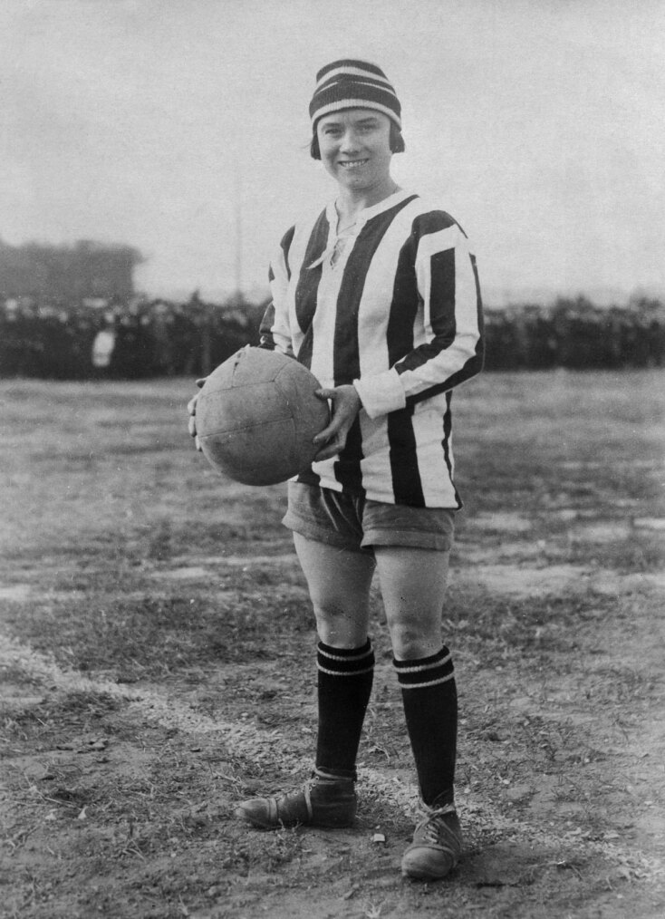 Η Τζ. Χάρις, η καλύτερη παίκτρια της αγγλικής γυναικείας ποδοσφαιρικής ομάδας, 1920