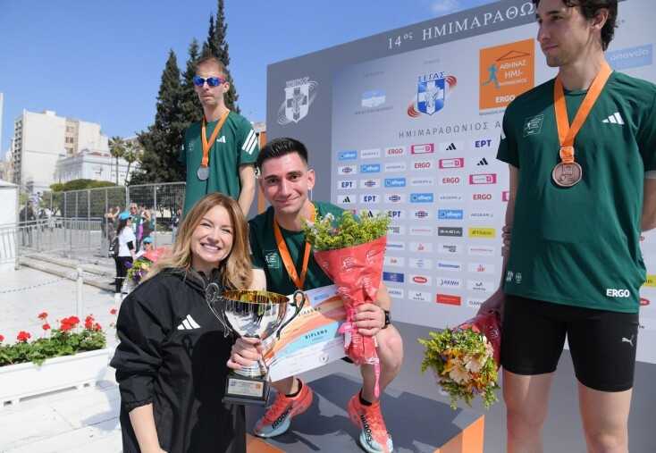 Η Νάνση Βέρρα, Chief Legal, Regulatory & Compliance Officer της Allwyn Hellas, βραβεύει τον Ορφέα Ιωάννου, που αναδείχθηκε νικητής στους άνδρες στον Αγώνα Δρόμου των 5 χλμ. Allwyn