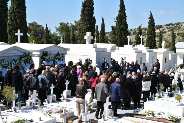 Πλήθος κόσμου στην κηδεία του Γιώργου Μαρίνου στο Κοιμητήριο Βούλας