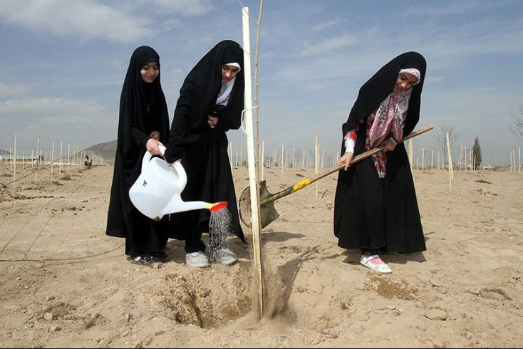 Κορίτσια με τσαντόρ στο Ιράν 