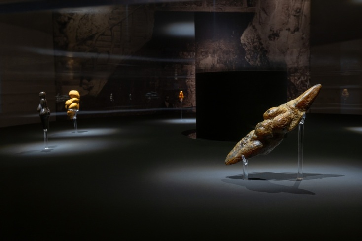 Γενική άποψη της έκθεσης Jeff Koons: «Aφροδίτη» του Lespugue © Μουσείο Κυκλαδικής Τέχνης Φωτογραφία: Πάρις Ταβιτιάν