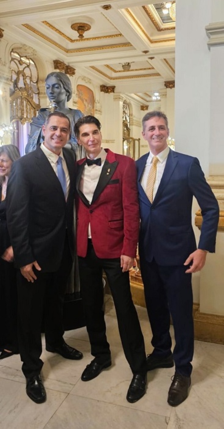 Η Βραζιλία τιμά τον Έλληνα γλύπτη Νίκο Φλώρο — Θρίαμβος στην Όπερα του Σάο Πάολο με παγκόσμια ακτινοβολία