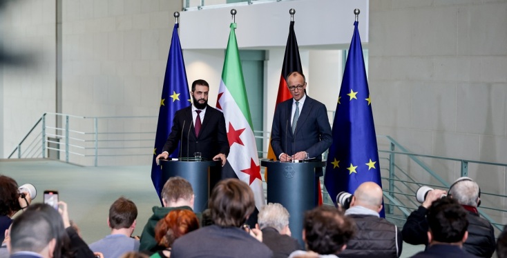 Άχμαντ αλ-Σαράα και  Φρίντριχ Μερτς κατά τη συνάντησή τους στο Βερολίνο