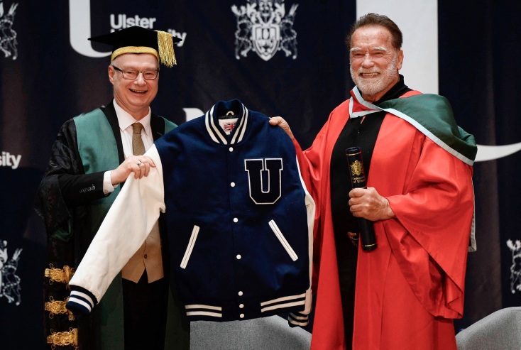 Ο Άρνολντ Σβαρτσενέγκερ έγινε διδάκτορας από το Πανεπιστήμιο του Όλστερ στο Μπέλφαστ