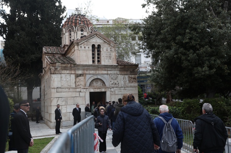 Η Ελλάδα αποχαιρετά με συγκίνηση τη Μαρινέλλα - Πλήθος κόσμου στο λαϊκό προσκύνημα