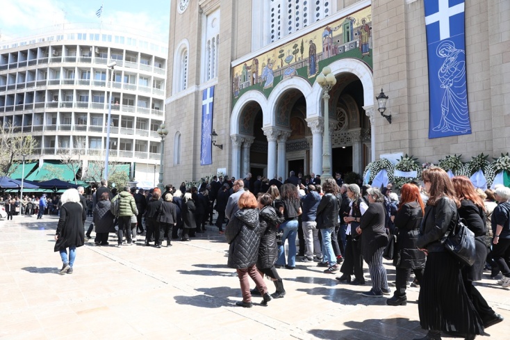 Πλήθος κόσμου έξω από τη Μητρόπολη Αθηνών, όπου θα τελεστεί η κηδεία της Μαρινέλλας