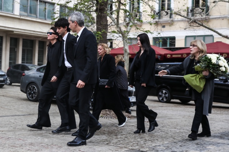 Συντετριμμένη η κόρη και τα εγγόνια της Μαρινέλλας στη Μητρόπολη Αθηνών 