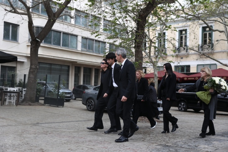 H οικογένεια της Μαρινέλλας πίσω από το φέρετρό της